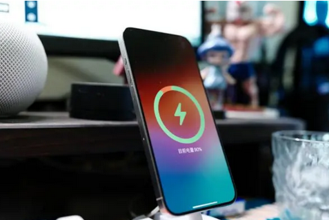 白朗苹果15换屏服务分享用什么充电器给iPhone15充电更好 